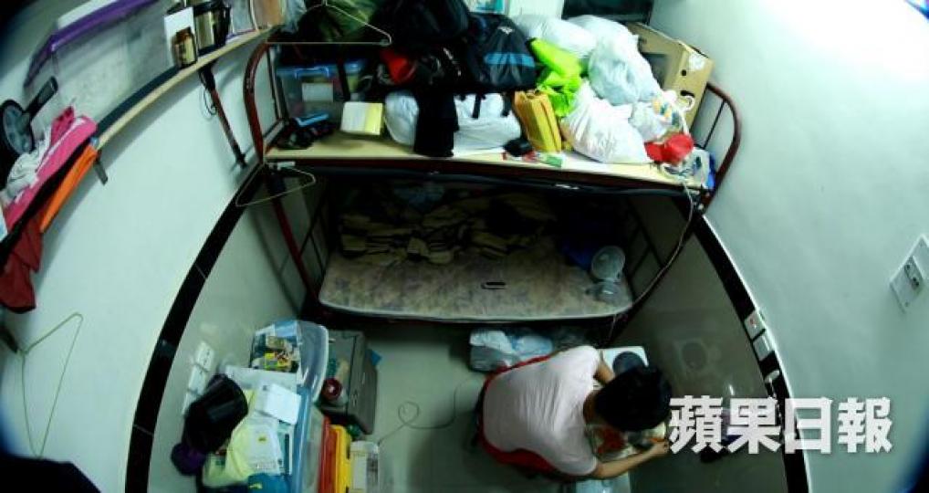 ■居於70呎劏房的29歲青年阿希（化名），坦言覺得自己是生存不是生活。邱仲權攝
