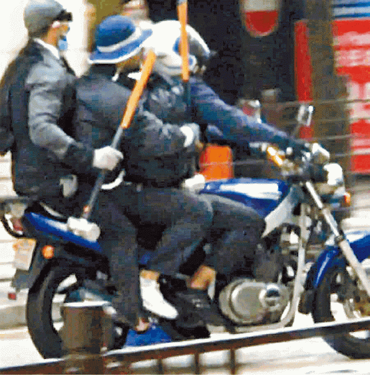 ■有市民拍下賊人逃走畫面，可見3名戴口罩賊人擠在一輛電單車，司機後面兩人各握着鐵鎚。目擊市民