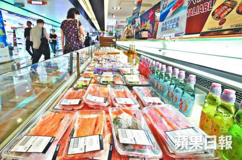 ■海蝨問題令三文魚產量大跌，入口批發價近年持續攀升。許頌明攝■被海蝨寄生的三文魚會出現傷口。互聯網