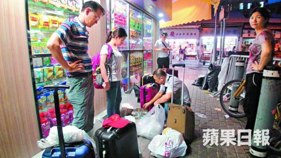 ■多名內地旅客到上水選購月餅。