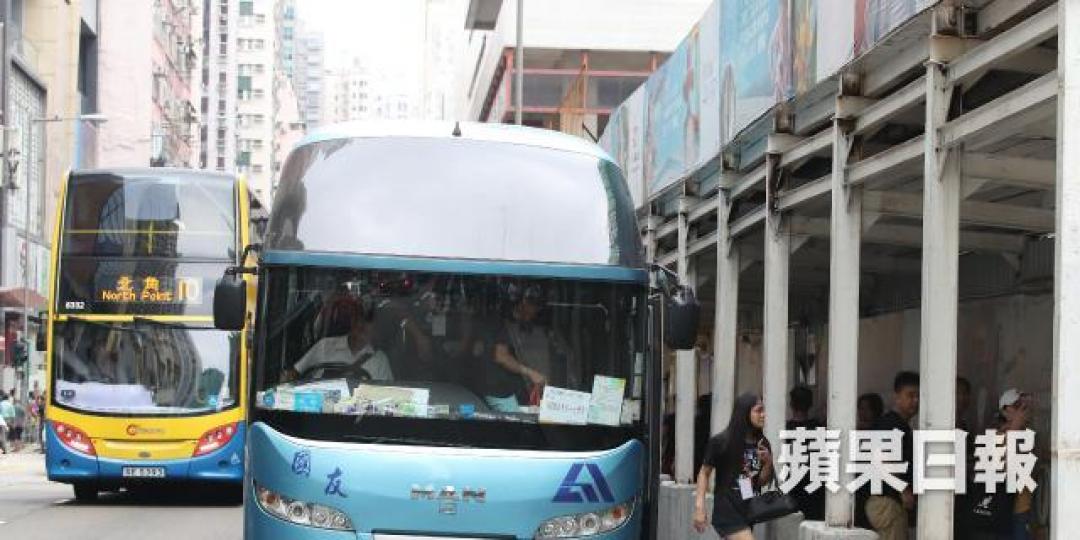 ■北角渣華道常有旅遊巴違泊，阻塞交通。何柏佳攝