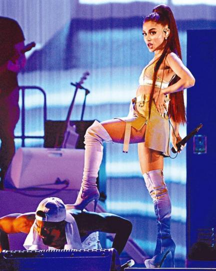 ■Ariana Grande前晚在台北小巨蛋演出，舞台打造成小型健身室。台灣《蘋果日報》■台灣站觀眾前日要接受嚴密安檢，不准帶背包手袋入場。台灣《蘋果日報》■Ariana昨日在港出席的記者會，場內擺放了Ariana專區。■Ariana成為Reebok全球代言人，昨日在港宣傳。■今年5月Ariana的英國演唱會遇恐襲，事後她到醫院探望傷者。