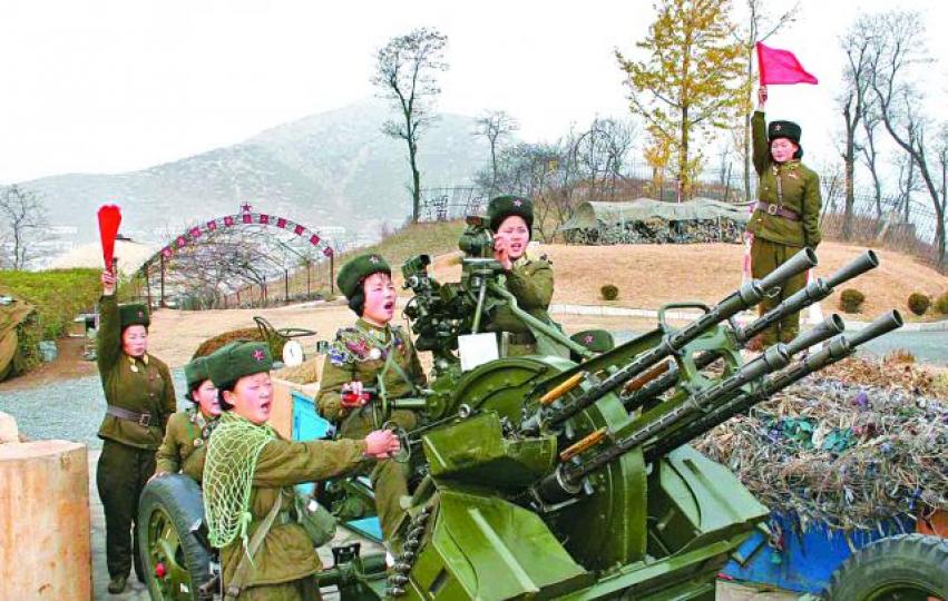■林熙妍曾看過高射炮處決的殘忍過程，圖為北韓女兵使用高射炮。資料圖片■林熙妍最終忍受不住，連同家人脫北。