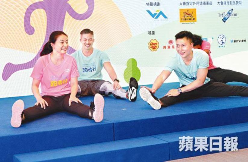 ■郭晶晶與李小鵬（右）昨即場在台上示範拉筋。
