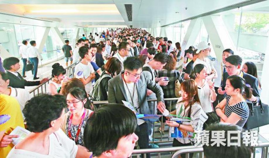 ■晉海昨日下午開放示範單位，吸引數百人排隊等候參觀，場面墟冚。　黃耀興攝■古明華■王太