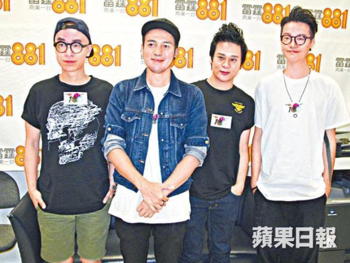■新手爸爸Tim（左二）昨與Dear Jane隊友到商台宣傳新歌。

