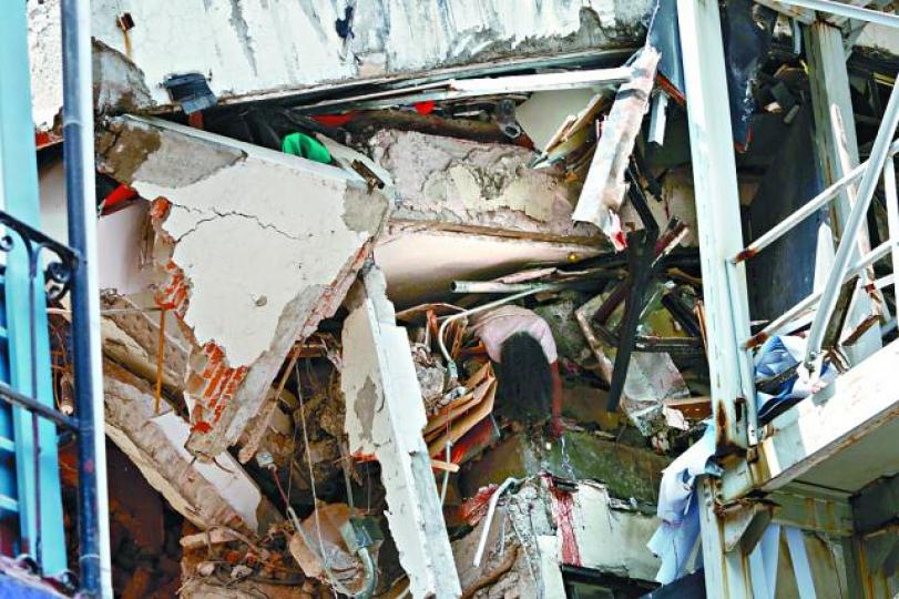 ■有災民被倒塌的建築物壓死。路透社