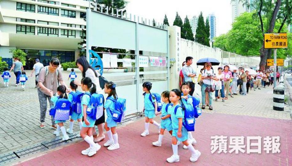 ■大批家長昨在協恩中學附屬幼稚園外排隊交表。張柏基攝
