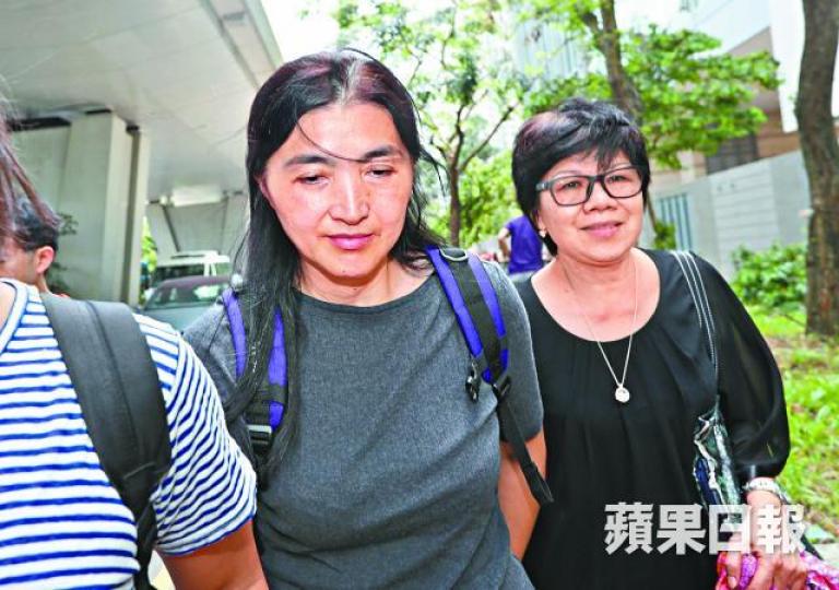 ■馮敬恩母親昨在親友陪同下到庭旁聽。