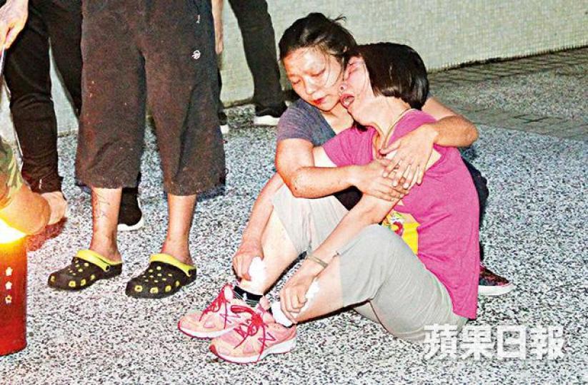 ■死者妻子（右）在路祭時哭得呼天搶地。黎家駒攝■死者墮樓後撞到5樓外牆棚架再跌落平台。梁澤岡攝
