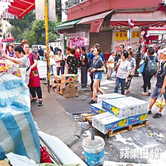 ■超雲獨自到灣仔街市逛生果舖，被讀者捕獲。讀者提供圖片
