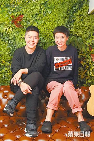 ■Ellen彈結他接受網友點歌，唱出at17入行第一首歌《始終一天》。
