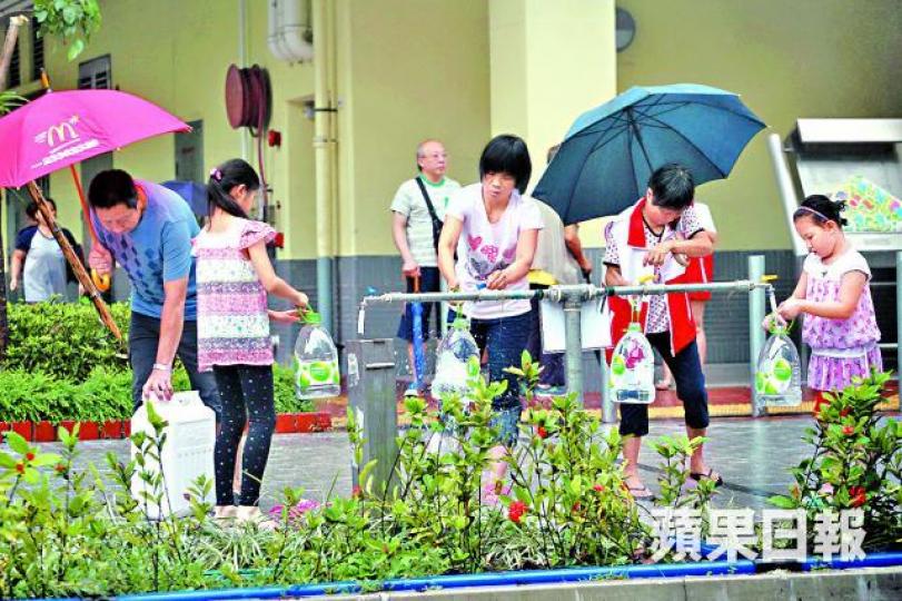 ■前年啟晴邨被揭食水含鉛，引起全港恐慌，居民被迫到街喉取水。