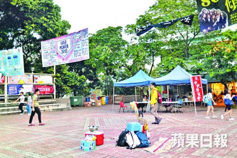 ■中大「香港獨立」橫額昨被拆，剩下「反對二十三條立法」的橫額。
