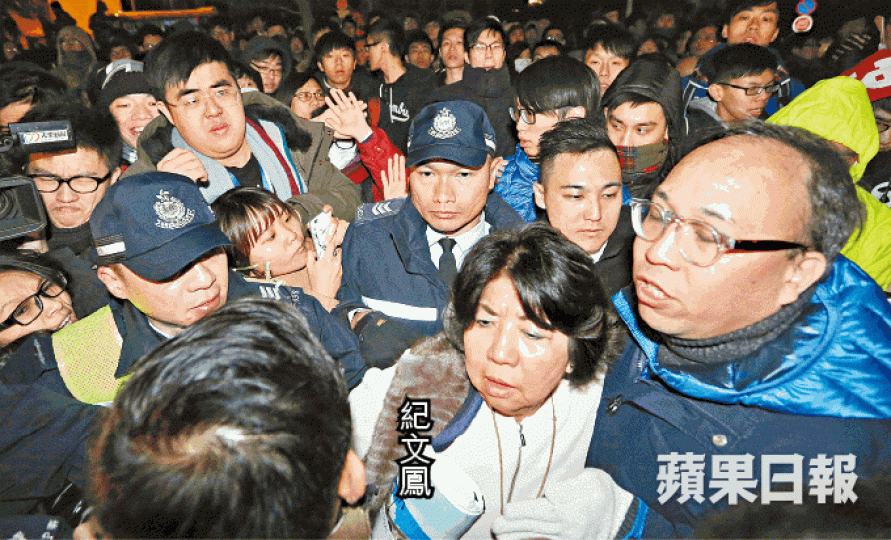 ■紀文鳳去年在港大校委會事件中被學生包圍。