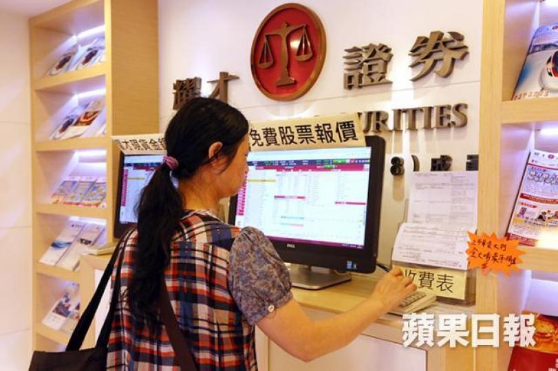 ■中港券商股醞釀轉強一段日子，隨住港股成交增加，呢類股追落後唔過份。　資料圖片