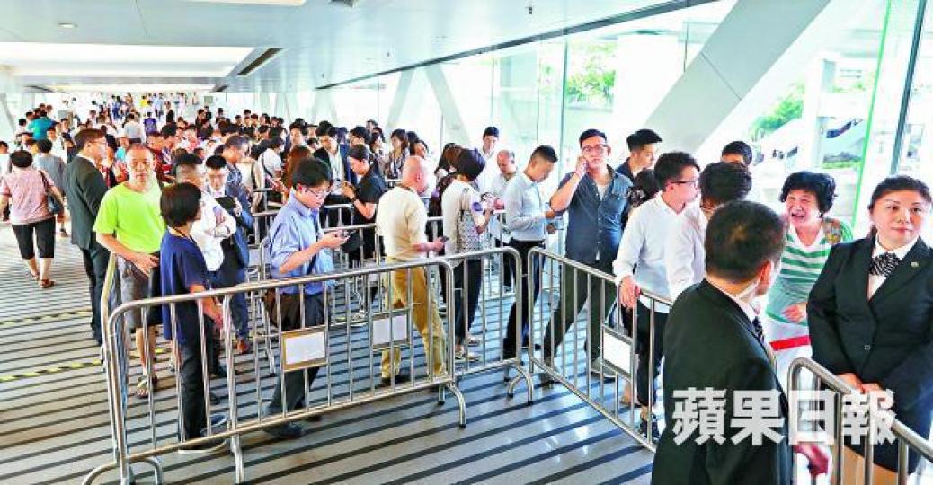 ■未受縮表消息影響，apm天橋昨午仍出現晉海睇樓人龍。李家皓攝