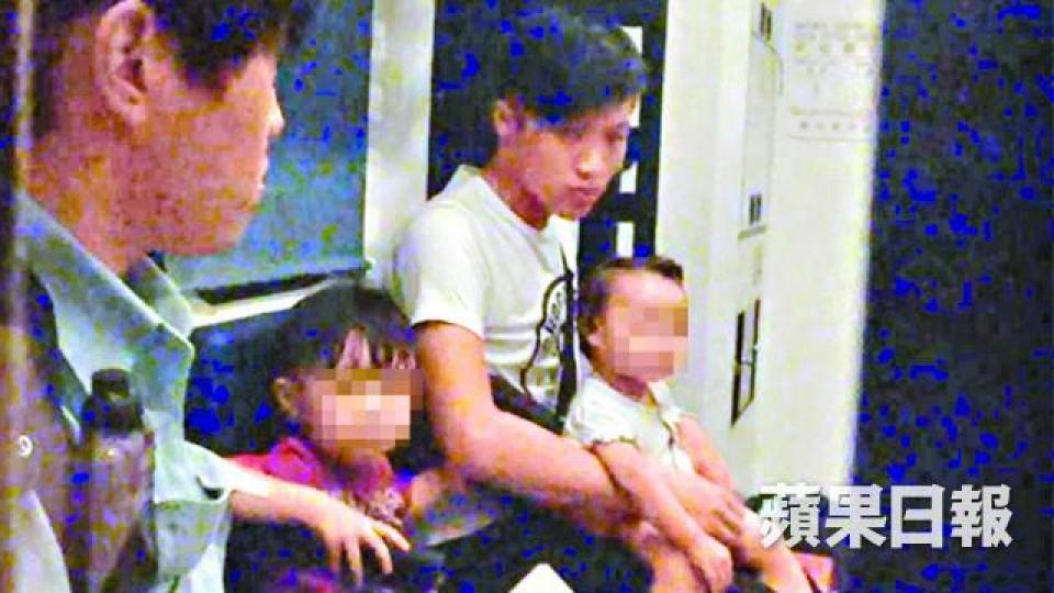 ■一對小兄妹由親友陪同送院檢驗。黎家駒攝