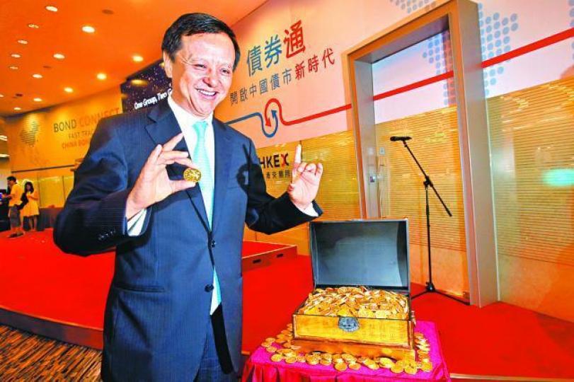 ■李小加今年7月出席港交所黃金期貨開市儀式已落力sell金。路透社