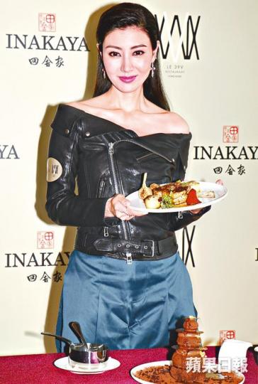■李嘉欣自言拿手菜式是煮日式餃子。■嘉欣（右二）昨日為食肆進行開幕儀式。