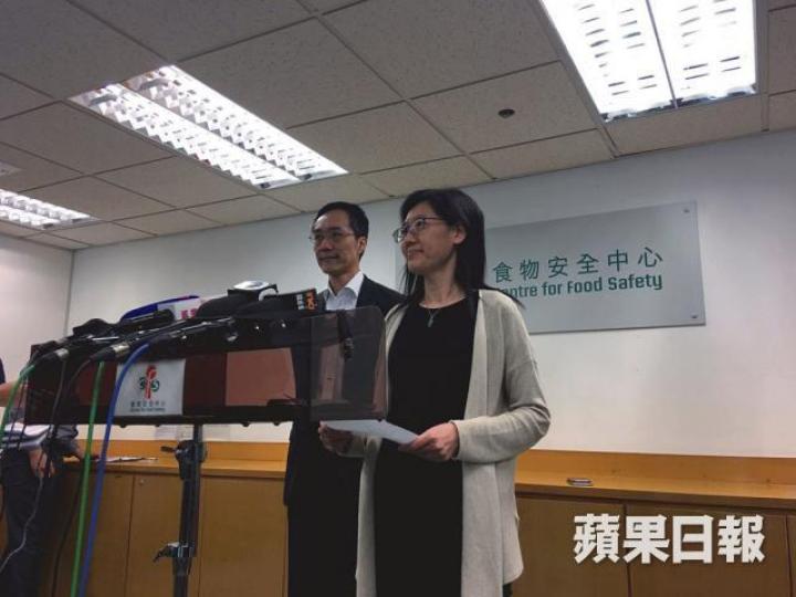 ■蔡美儀（右）說，翻查後發現另有9批巴西凍肉的衞生證明書有可疑，現正進行調查。