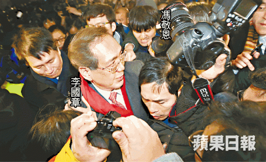 ■去年1月李國章拒即時接納改革校委會訴求，馮敬恩與同學隨即包圍校委。
