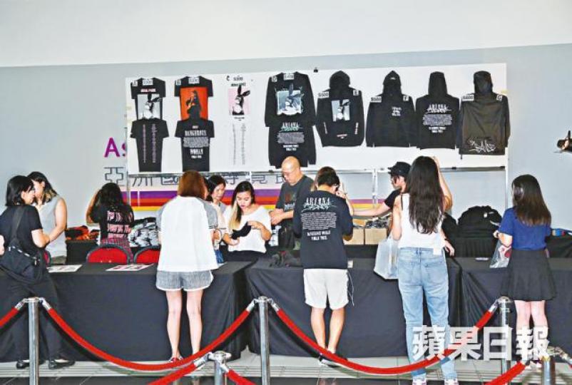 ■大批歌迷昨午提早到達排隊入場。
