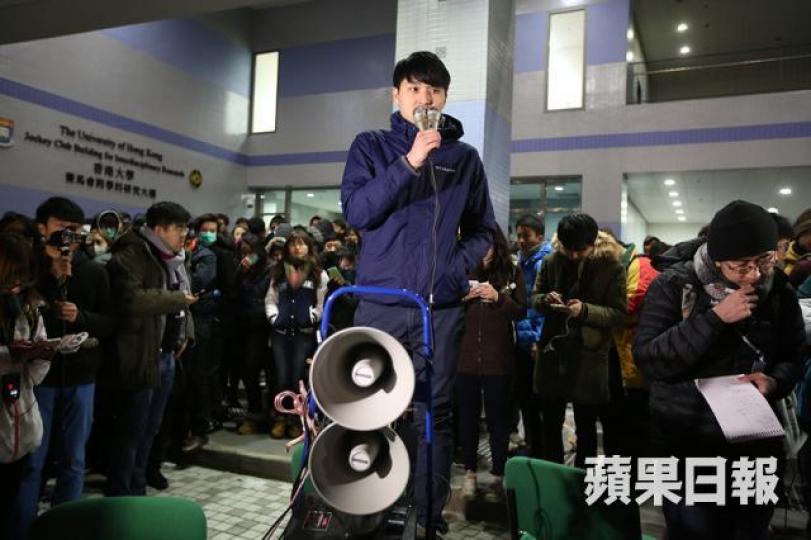 ■時任學生會會長馮敬恩去年與其他港大學生在校委會議場地外集會。
