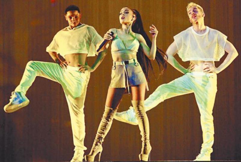 ■美國小天后Ariana Grande昨晚在港開騷穿上bra top短裙,大晒美好身段跳勁舞。■唱到《Side to side》時,Ariana踩健身單車飆高音。■亞博館場外有警車停泊,約有80多名警察包括反恐特勤部隊在場候命。■場內保安公司有爆炸品搜索犬執勤。■觀眾不准帶任何袋及背包,隨身物件均要放入透明膠袋內。■歌迷要經由工作人員搜袋及通過金屬探測器才能入場。■陳瀅(左)與何雁詩戴上黑色兔仔頭飾造型現身。■開騷期間,有外籍女孩不適,被送去場內救護站檢查。 ■美國小天后Ariana Grande昨晚在港開騷穿上bra top短裙,大晒美好身段跳勁舞。■唱到《Side to side》時,Ariana踩健身單車飆高音。■亞博館場外有警車停泊,約有80多名警察包括反恐特勤部隊在場候命。■場內保安公司有爆炸品搜索犬執勤。■觀眾不准帶任何袋及背包,隨身物件均要放入透明膠袋內。■歌迷要經由工作人員搜袋及通過金屬探測器才能入場。■陳瀅(左)與何雁詩戴上黑色兔仔頭飾造型現身。■開騷期間,有外籍女孩不適,被送去場內救護站檢查。