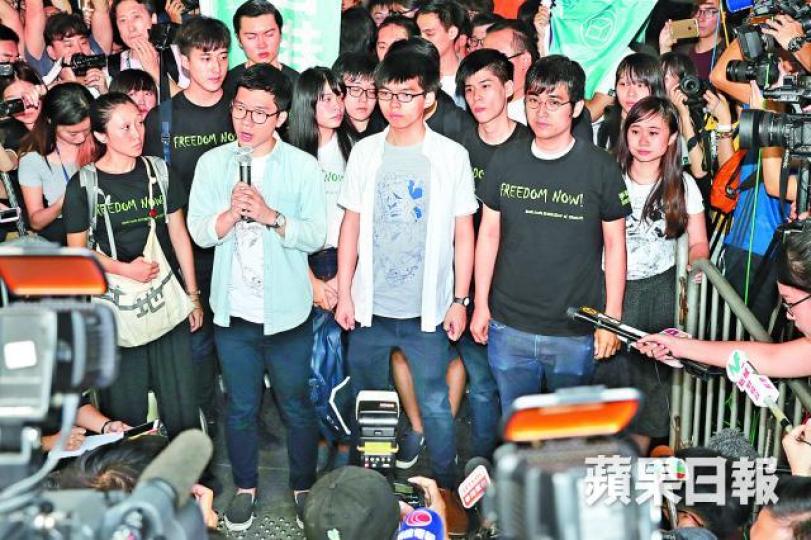 ■左起：羅冠聰、黃之鋒及周永康因律政司覆核刑期而被判監。資料圖片
