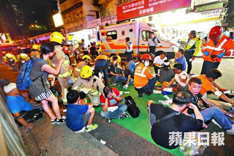 ■大量傷者坐在路邊等候救援，有傷者致電報平安期間不禁痛哭。王子俊攝
