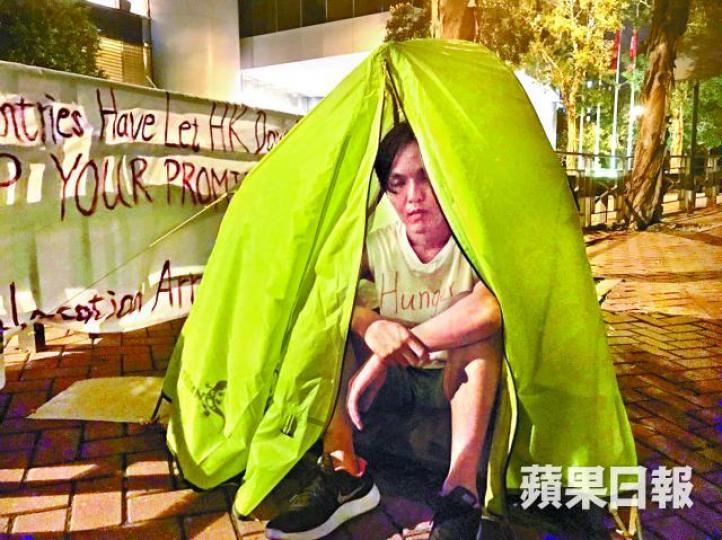 ■呂智恆於英國領事館外絕食反對一地兩檢。 葉親惠攝
