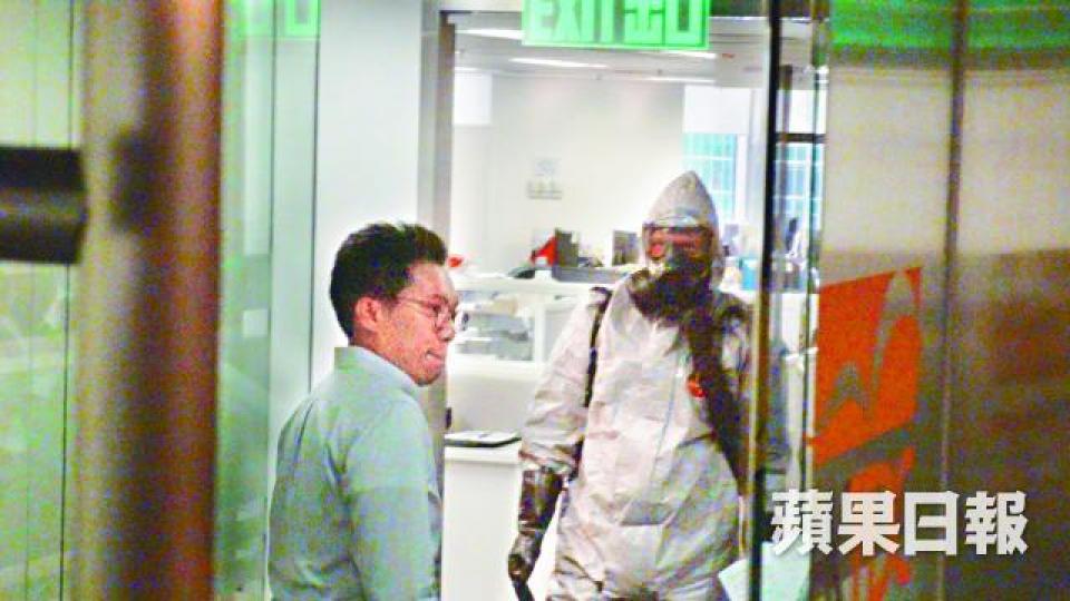 ■貿發局職員收到粉末信後報警，爆炸品處理課人員到場處理。胡恩宏攝
