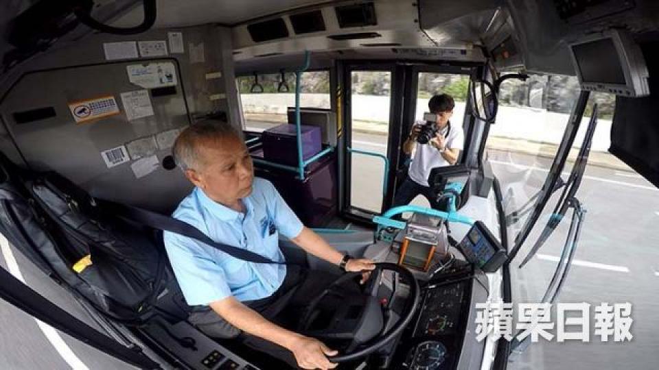 行車線太窄，但轉彎位又遇著大車，行內人術語叫「鋸扒」，在郊區路線特別嚴重。受訪者提供
