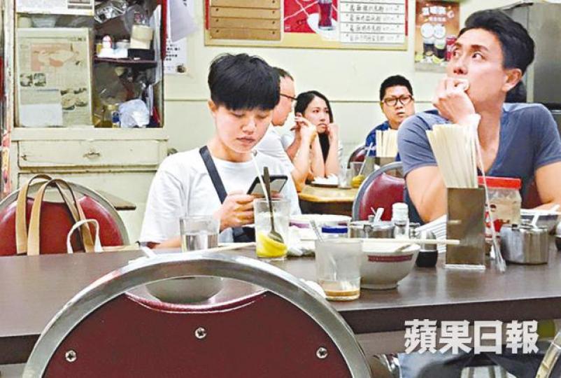 ■Bosco與助手食番茄通粉。讀者提供圖片
