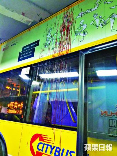 ■上層乘客撼簷篷慘死，大量鮮血沿車窗流出。
