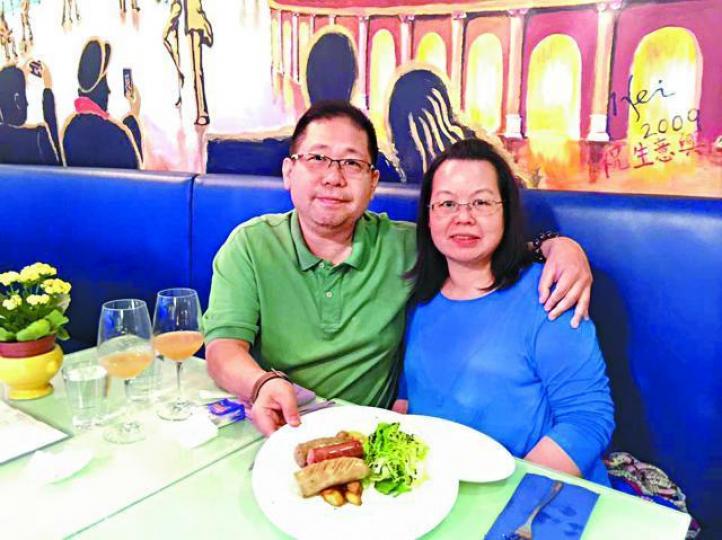 ■死者王友聲與妻子感情要好，經常一起四出品嚐美食。互聯網■涉事城巴前日將多人捲入車底，死者王友聲被夾在車頭與鐵欄間，其妻下身被壓着。資料圖片