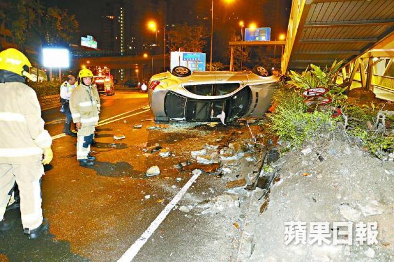 ■平治私家車失控撞壆向右翻側。黃江奇攝
