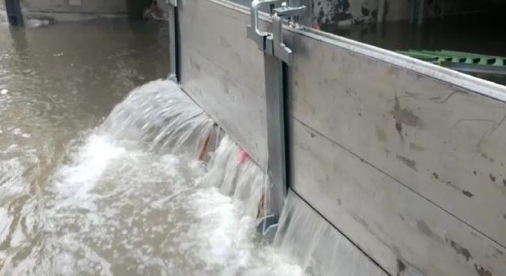 ■居民質疑政府防洪工程無效，河堤更在天鴿襲港時「漏水」。讀者提供圖片