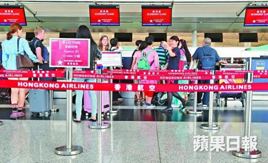 ■港航涉嫌無理解僱一名要求醉酒乘客下機的空少。謝榮耀攝