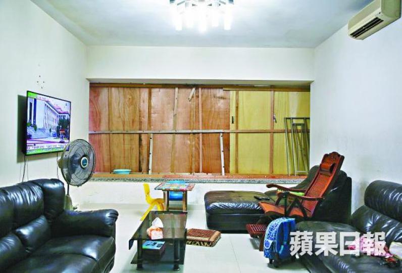 ■寰宇天下不少單位仍以木板代替玻璃窗，業主透露每逢大雨便會漏水。■風災一個月後，街道垃圾已清走，惟不少商舖仍未開門。■海味舖林老闆指損失近百萬，相信未來幾年難以回本。