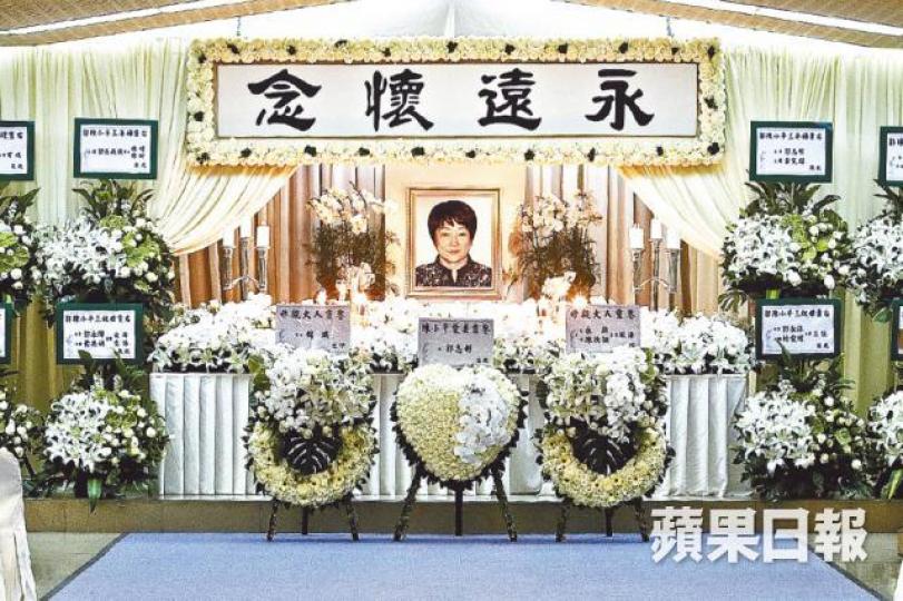■秦萍的家人昨在香港殯儀館為她設靈，靈堂以白色鮮花作簡潔佈置。■永安後人郭志彬（左）昨午與子女一早到場為亡妻打點喪禮。■跟楊凡一起送別秦萍的焦姣，表示跟好友有太多回憶。■楊愛瑾與丈夫郭永淳一身素服送別三叔母。■陳曼娜（左）昨日也有到場送別秦萍。■鄧達智不怕紅白二事相沖，出席秦萍喪禮。■秦萍曾是60、70年代邵氏當紅女星，一雙大眼睛及可愛俏臉最為迷人。劇照