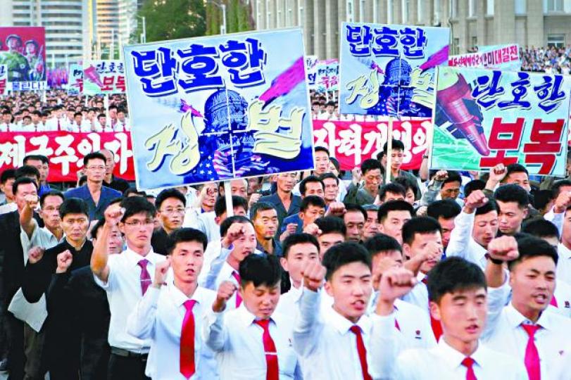 ■數以十萬計北韓人昨日在平壤金日成廣場參與反美集會。美聯社