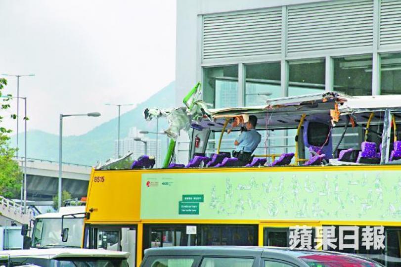 ■城巴車頂嚴重損毀，座椅變形，有警員在車廂內拍照蒐證。劉永明攝■肇事城巴昨被拖到九龍灣汽車扣留中心。■意外位置屬交通黑點，昨有不少市民在該處等過馬路。張培生攝涉事城巴司機