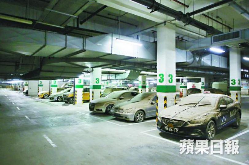 ■關閘巴士總站停車場內仍泊滿報銷的車輛，車身佈滿泥漿。