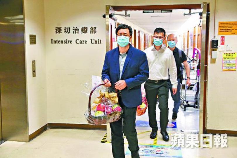 ■城巴高層昨帶果籃到醫院探望傷者。■城巴昨凌晨被拖走，消防立即清拆被撞毀的簷篷。黎志偉攝