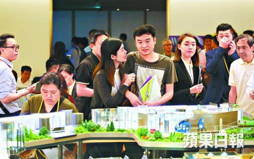 ■晉海售樓處昨人頭湧湧，不少市民到場參觀。　
