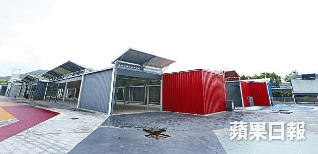 ■原定兩年前開幕的邊境購物城至今仍未開放，現場僅擺放了多個組合屋。王子俊攝■入口處掛有北京同仁堂及G2000的廣告招牌。■記者日前所見購物城仍施工中，未有商戶擺檔。■購物城原意為分流內地旅客，紓緩北區逼爆情況。