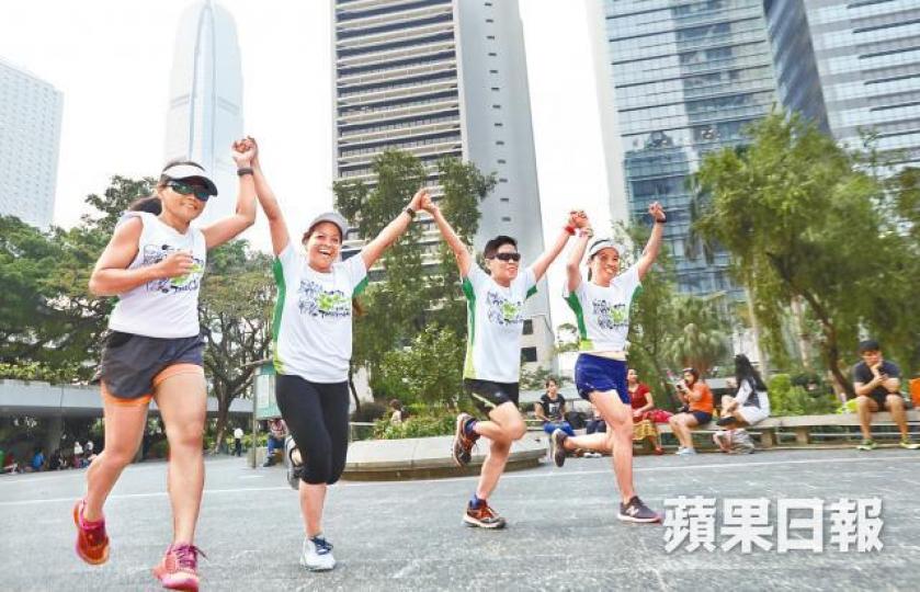 ■（左起）Bernadette、 Aleli、Marian及Beverly表示有信心能一起完成毅行長征。李家皓攝■毅行參加者需完成100公里山野路徑；圖為去年的樂施毅行者起步禮。資料圖片