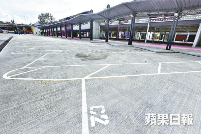 ■現場劃有多個大型停車位，供旅遊巴接載旅客。